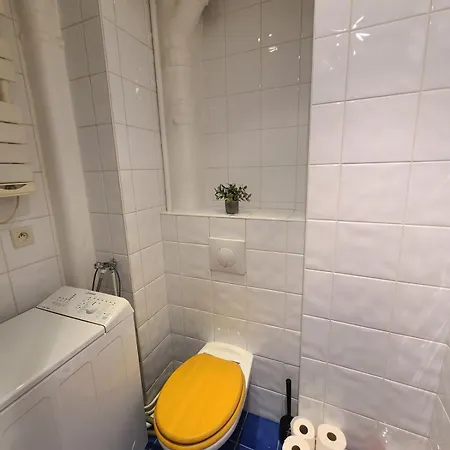 A 2 Min Du Metro Apartment