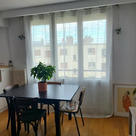 A 2 Min Du Metro Apartment